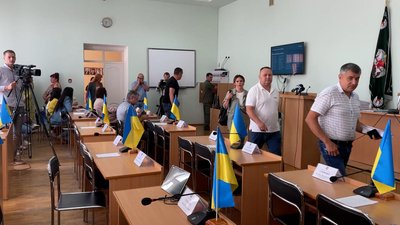 Депутати починають заходити до сесійної зали у Прилуках Депутати починають заходити до сесійної зали у Прилуках