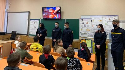Рятувальники та патрульні Дніпра провели навчання для школярів Рятувальники та патрульні Дніпра провели навчання для школярів