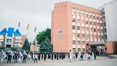 У Дніпрі в університеті внутрішніх справ влаштували акцію до Дня Конституції України У Дніпрі в університеті внутрішніх справ влаштували акцію до Дня Конституції України