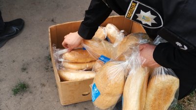Поліцейські офіцери прифронтові села Донеччина гуманітарна допомога хліб Поліцейські офіцери прифронтові села Донеччина гуманітарна допомога хліб