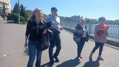 Тернопільські пенсіонери під час прогулянки вивчали англійську мову Тернопільські пенсіонери під час прогулянки вивчали англійську мову
