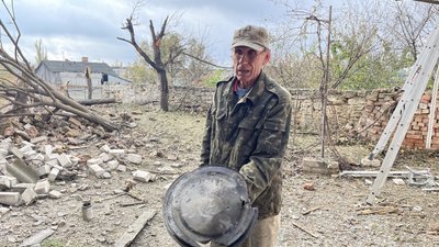 херсон, чоловік на зруйнованому після обстрілу подвір'ї херсон, чоловік на зруйнованому після обстрілу подвір'ї