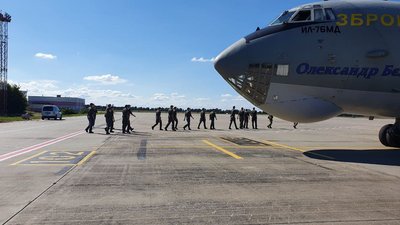 У Києві приземлився черговий літак з Афганістану У Києві приземлився черговий літак з Афганістану