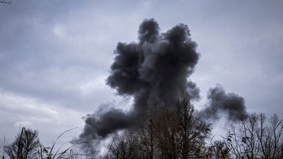 Дим від вибуху у небі
