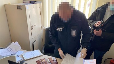 На Рівненщині на хабарі затримали заступника начальника відділення поліції На Рівненщині на хабарі затримали заступника начальника відділення поліції