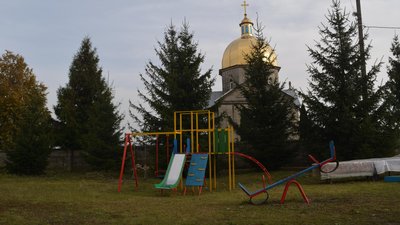 Дружина загиблого військового облаштувала дитячий майданчик