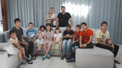 Родина Морозових з 11 дітьми зі Змієва