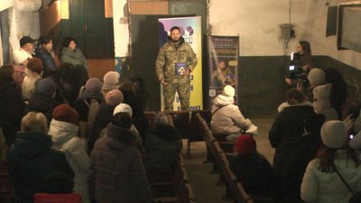 Презентація книги відбувалась в укритті під час повітряної тривоги, 28 листопада 2023. Фото: Суспільне Хмельницький Презентація книги відбувалась в укритті під час повітряної тривоги, 28 листопада 2023. Фото: Суспільне Хмельницький