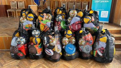 Заклади освіти Броварського району отримали 62 комплекти спортінвентаря