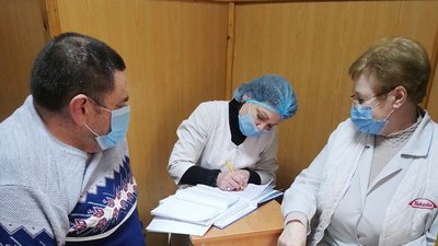 У Херсоні провакцинували ще 20 медичних працівників, жінкам - дарували кактуси