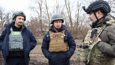 Перші пенсії після звільнення: до Невського на Луганщині приїхала Укрпошта Перші пенсії після звільнення: до Невського на Луганщині приїхала Укрпошта