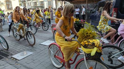 Майже 200 дівчат у жовтому взяли участь у жіночому велопараді в Івано-Франківську Майже 200 дівчат у жовтому взяли участь у жіночому велопараді в Івано-Франківську
