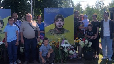 У селі Лебедівка відкрили пам'ятний стенд на честь загиблого захисника