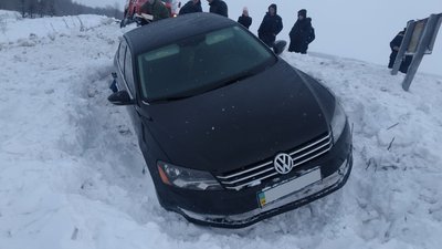 Дві легкові, шість вантажних та «швидку» витягнули із заметів рятувальники на Чернігівщині Дві легкові, шість вантажних та «швидку» витягнули із заметів рятувальники на Чернігівщині