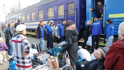 Евакуація, люди, переселенці, потяг, Донеччина, Франківськ