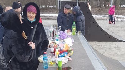 Відпочивальники перетворили скейтпарк на шинок на Масляну у Сумах