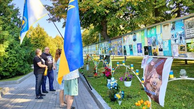 У Дніпрі пройшла акція «Хвилина мовчання» та Автопробіг пам'яті, після якої учасники поклали квіти до Алеї Пошани та вирушили маршрутом Автопробігу Пам'яті. У Дніпрі пройшла акція «Хвилина мовчання» та Автопробіг пам'яті, після якої учасники поклали квіти до Алеї Пошани та вирушили маршрутом Автопробігу Пам'яті.