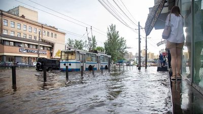 У Дніпрі продовжують ліквідовувати наслідки негоди У Дніпрі продовжують ліквідовувати наслідки негоди