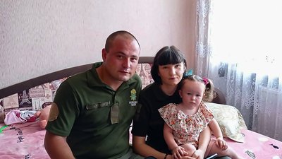 Познайомились в зоні АТО, одружилися, виховують доньку. Історія подружжя військових з Кропивницького