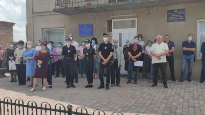 Мешканці Залозецької громади на Тернопільщині вийшли на віче — не згідні з перерозподілом районів Мешканці Залозецької громади на Тернопільщині вийшли на віче — не згідні з перерозподілом районів