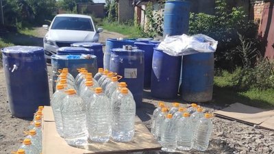 Вилучили чотири тонни спирту: троє чоловіків організували нелегальний бізнес на Вінниччині