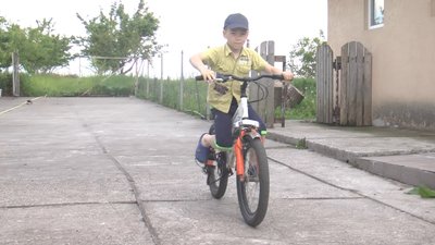 На фото: п'ятирічний Данило демонструє подарований велосипед. На фото: п'ятирічний Данило демонструє подарований велосипед.