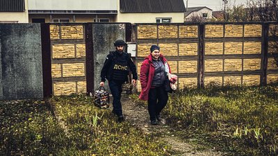 Рятувальник та жінка у Великому Бурлуку
