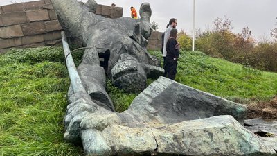 Демонтаж пам'ятника радянському солдату в Ужгороді: як проходило знесення та що буде далі зі статуєю Демонтаж пам'ятника радянському солдату в Ужгороді: як проходило знесення та що буде далі зі статуєю