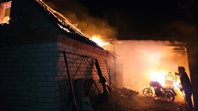 Горить будівля в Богодухові піля удару РФ