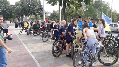 У Сумах велосипедисти збирали кошти на аптечки для військових У Сумах велосипедисти збирали кошти на аптечки для військових