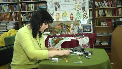 У Житомирі бібліотекарі організували виставку власних поробок