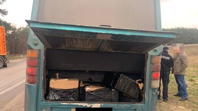 Замаскували під косметику: на Рівненщині у маршрутці знайшли кілька тисяч пачок безакцизних цигарок