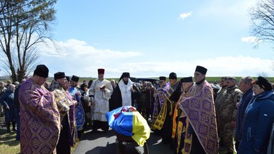 На Тернопільщині попрощалися із десантником Альбертом Тарасовим На Тернопільщині попрощалися із десантником Альбертом Тарасовим