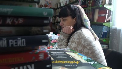 У Пологівському районі жінка самотужки оновлює сільську бібліотеку