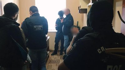 На Франківщині затримали жінку та чоловіка, які допомагали людям незаконно виїхати з України