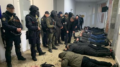 19 чоловіків затримали поліцейські у приміщенні Мукачівської міськради. Що відомо