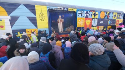 Потяг-резиденція привіз подарунки дітлахам з Донеччини. Якою була зустріч малечі зі святим Миколаєм