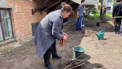 На подвір'ї вінницької школи висадили "квіти вдячності" На подвір'ї вінницької школи висадили "квіти вдячності"