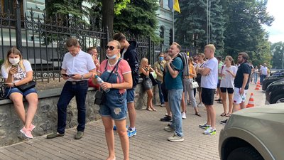 "Живе Білорусь!" У Києві білоруси стоять у черзі, щоб проголосувати на виборах "Живе Білорусь!" У Києві білоруси стоять у черзі, щоб проголосувати на виборах