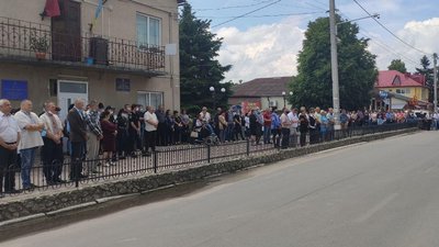 Мешканці Залозецької громади на Тернопільщині вийшли на віче — не згідні з перерозподілом районів Мешканці Залозецької громади на Тернопільщині вийшли на віче — не згідні з перерозподілом районів