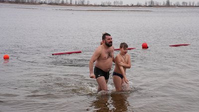 Черкащани купаються разом з дітьми у Дніпрі, 6 січня 2024 року