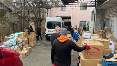 Волонтери сортують гуманітарну допомогу від Німеччини Волонтери сортують гуманітарну допомогу від Німеччини