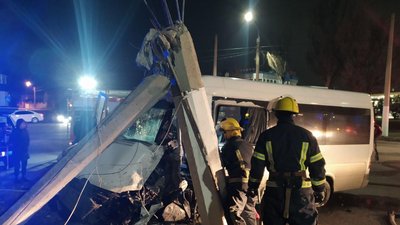 У Мелітополі мікроавтобус врізався в стовп, є постраждалі