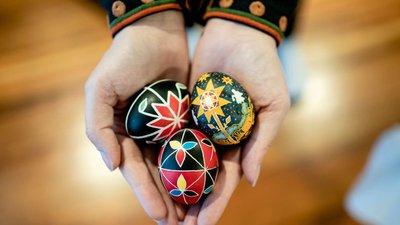 Писанкова терапія: як черкащанка у США розписує писанки і підтримує Україну