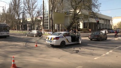 Через ДТП у центрі Херсона рух громадського транспорту був зупинений на кілька годин Через ДТП у центрі Херсона рух громадського транспорту був зупинений на кілька годин