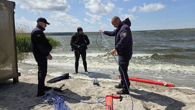 Сапери готуються до занурення у воду, Миколаїв, травень 2025 року Сапери готуються до занурення у воду, Миколаїв, травень 2025 року
