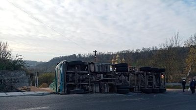 На Тернопільщині перекинулася вантажівка з зерном