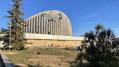 Російські війська обстріляли модерністську будівлю кіноконцертної зали "Ювілейний" у Херсоні