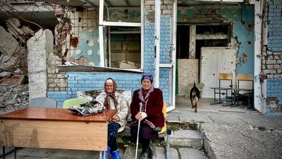 У Маріуполі люди вимушені жити у підвалах зруйнованих будинків
