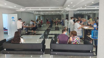 У центрі вакцинації в Сумах за суботу щепили проти коронавірусу понад 300 людей